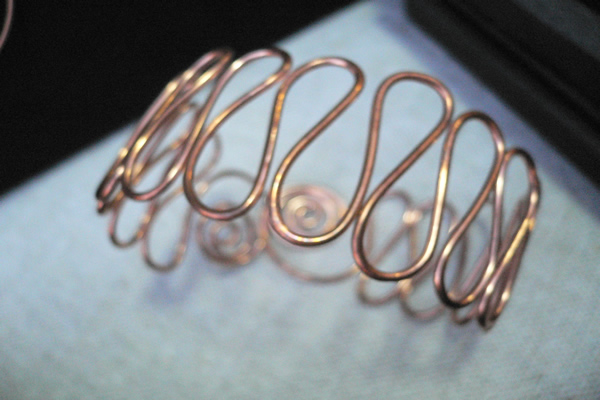 bracciale onda in filo di rame con spirali 